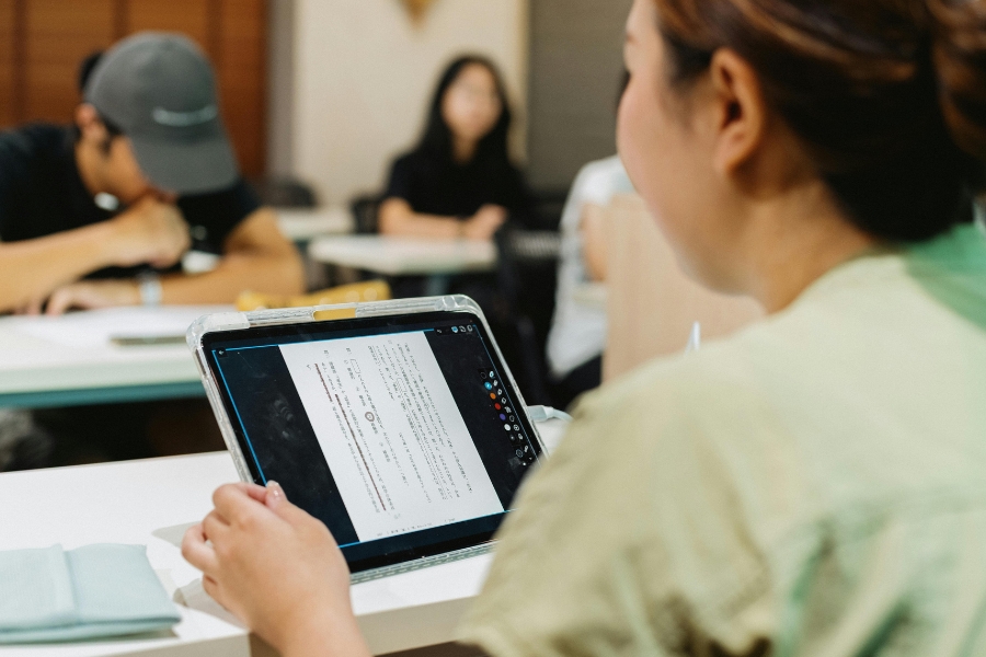 Students learning accounting and financial management through Inspiro Edutech’s Finance Executive (FE) Course with practical training in Tally ERP, GST, and financial reporting.